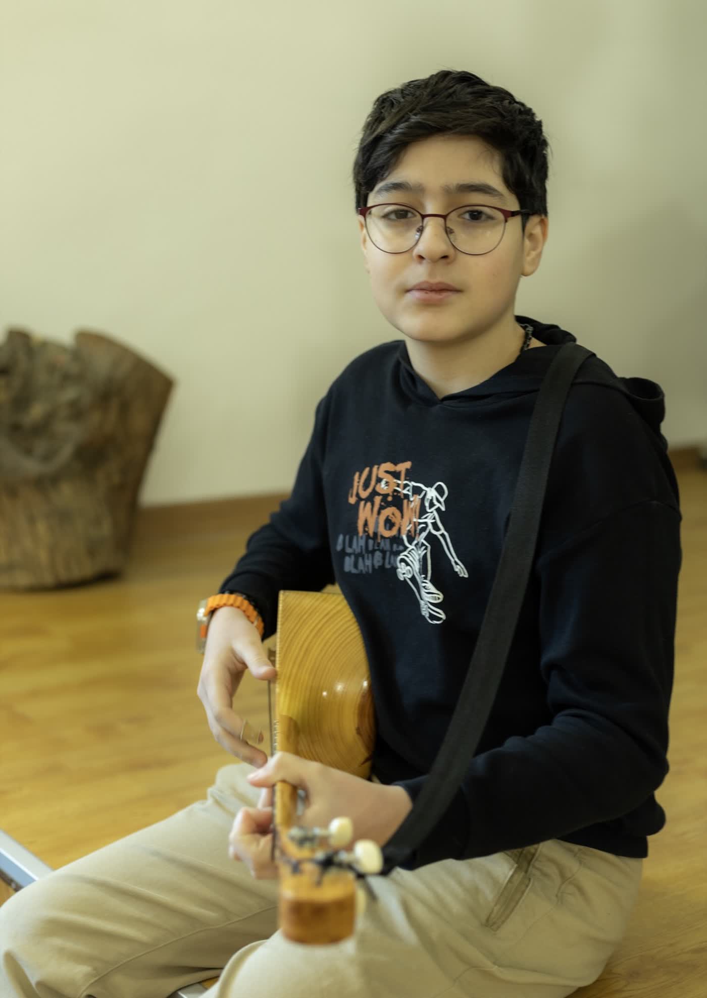 A student holds a fanduri during a Shoda class