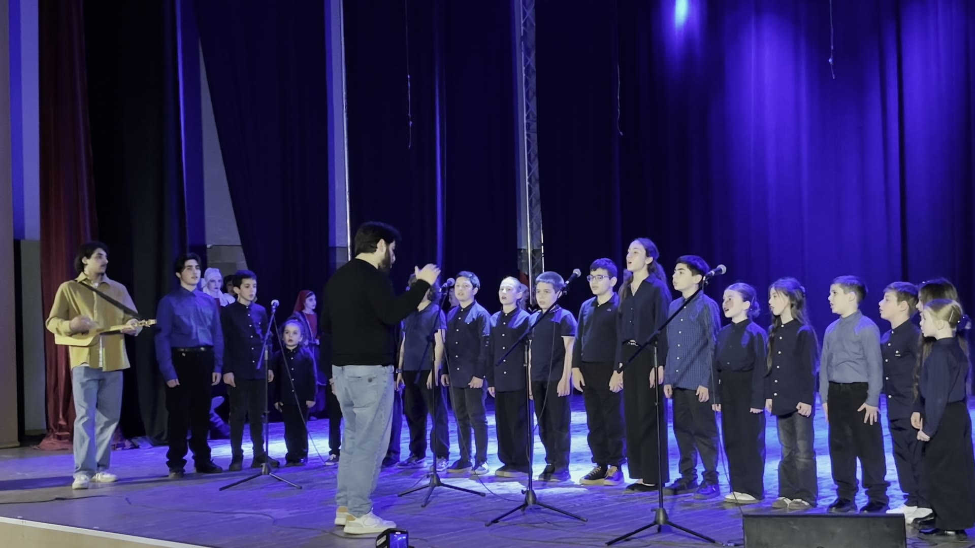 ანსამბლი ჩოხებში საკონცერტო სცენაზე